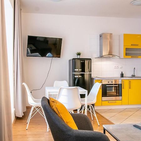 Yellow Apartment Острава Екстериор снимка