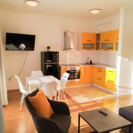 Yellow Apartment Острава Екстериор снимка