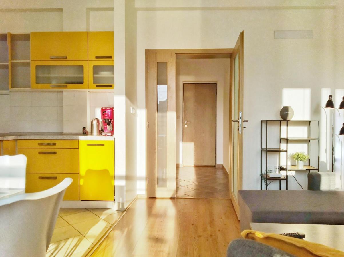 Yellow Apartment Острава Екстериор снимка