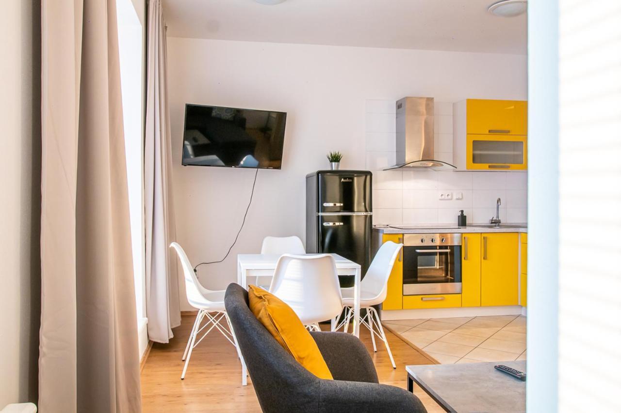 Yellow Apartment Острава Екстериор снимка
