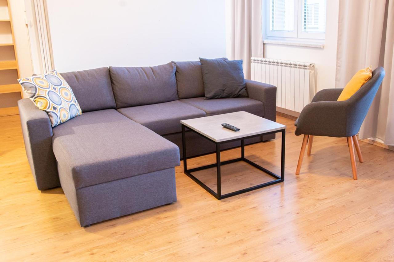 Yellow Apartment Острава Екстериор снимка