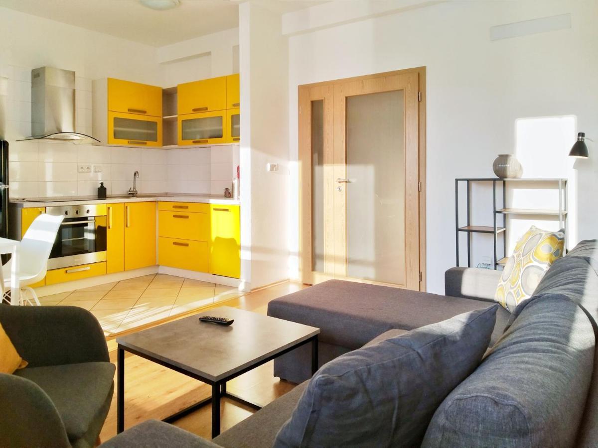 Yellow Apartment Острава Екстериор снимка
