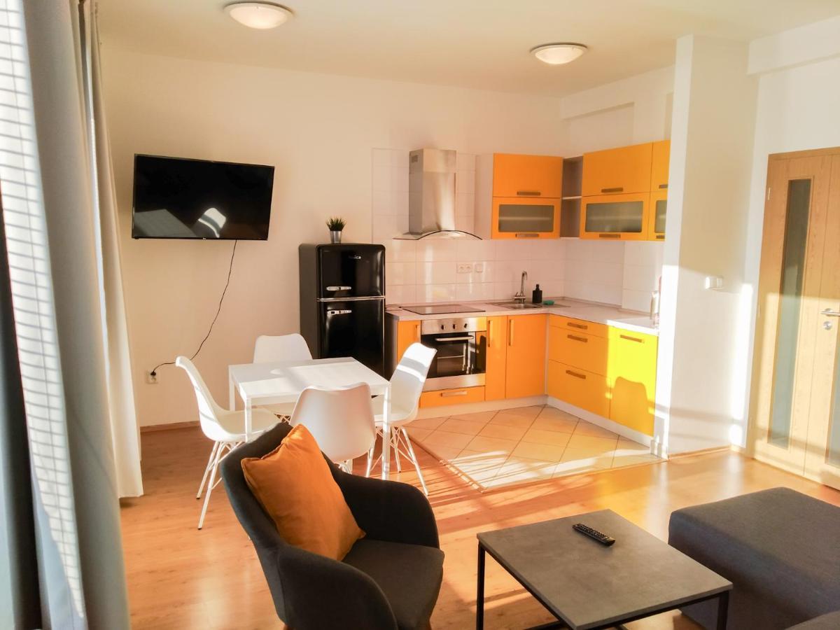 Yellow Apartment Острава Екстериор снимка