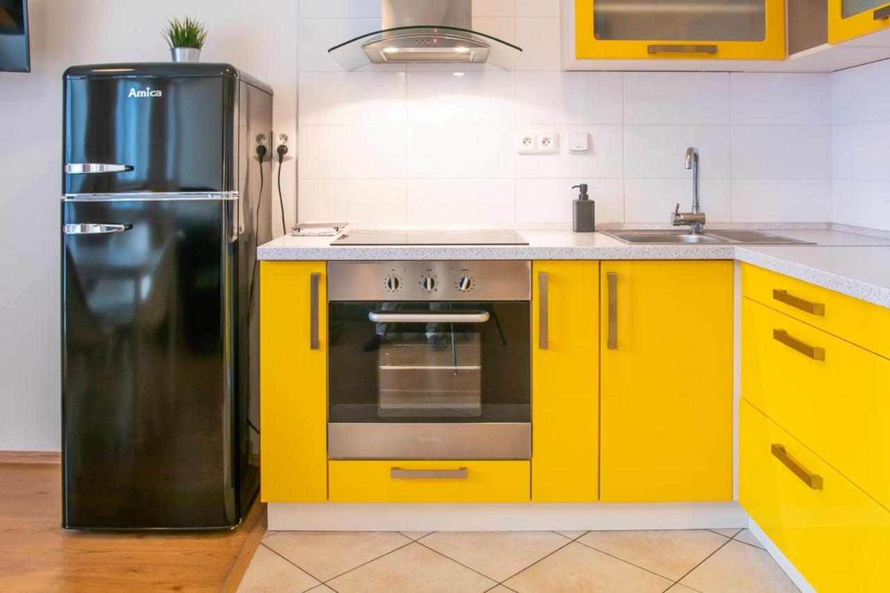 Yellow Apartment Острава Екстериор снимка