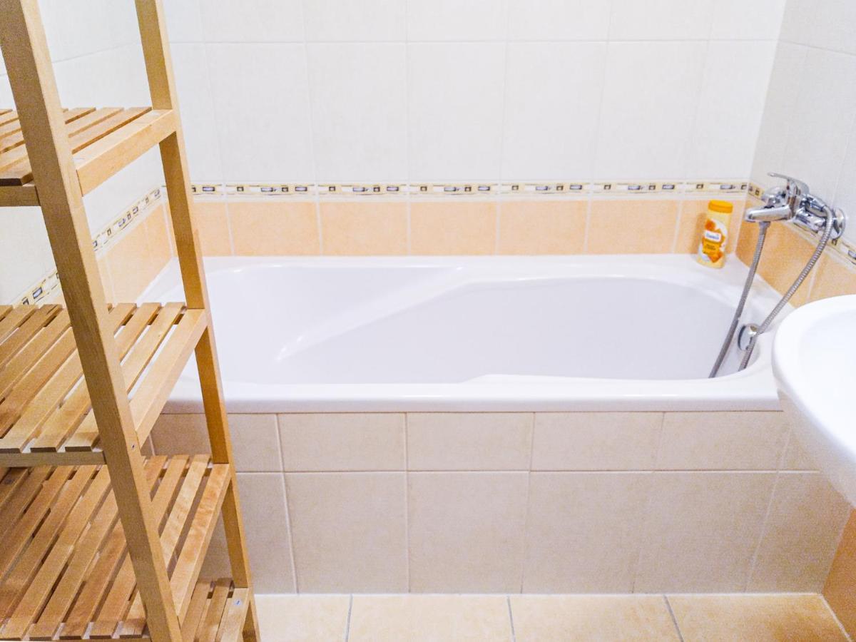 Yellow Apartment Острава Екстериор снимка
