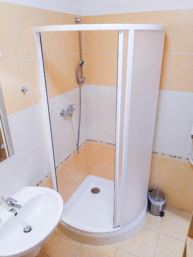 Yellow Apartment Острава Екстериор снимка