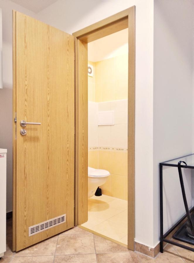Yellow Apartment Острава Екстериор снимка