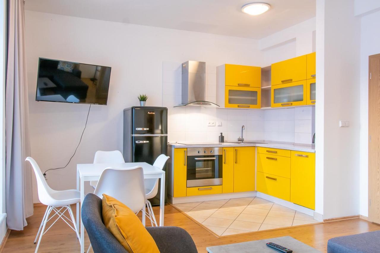 Yellow Apartment Острава Екстериор снимка