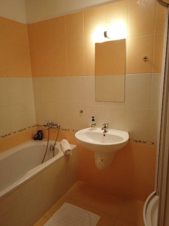 Yellow Apartment Острава Екстериор снимка