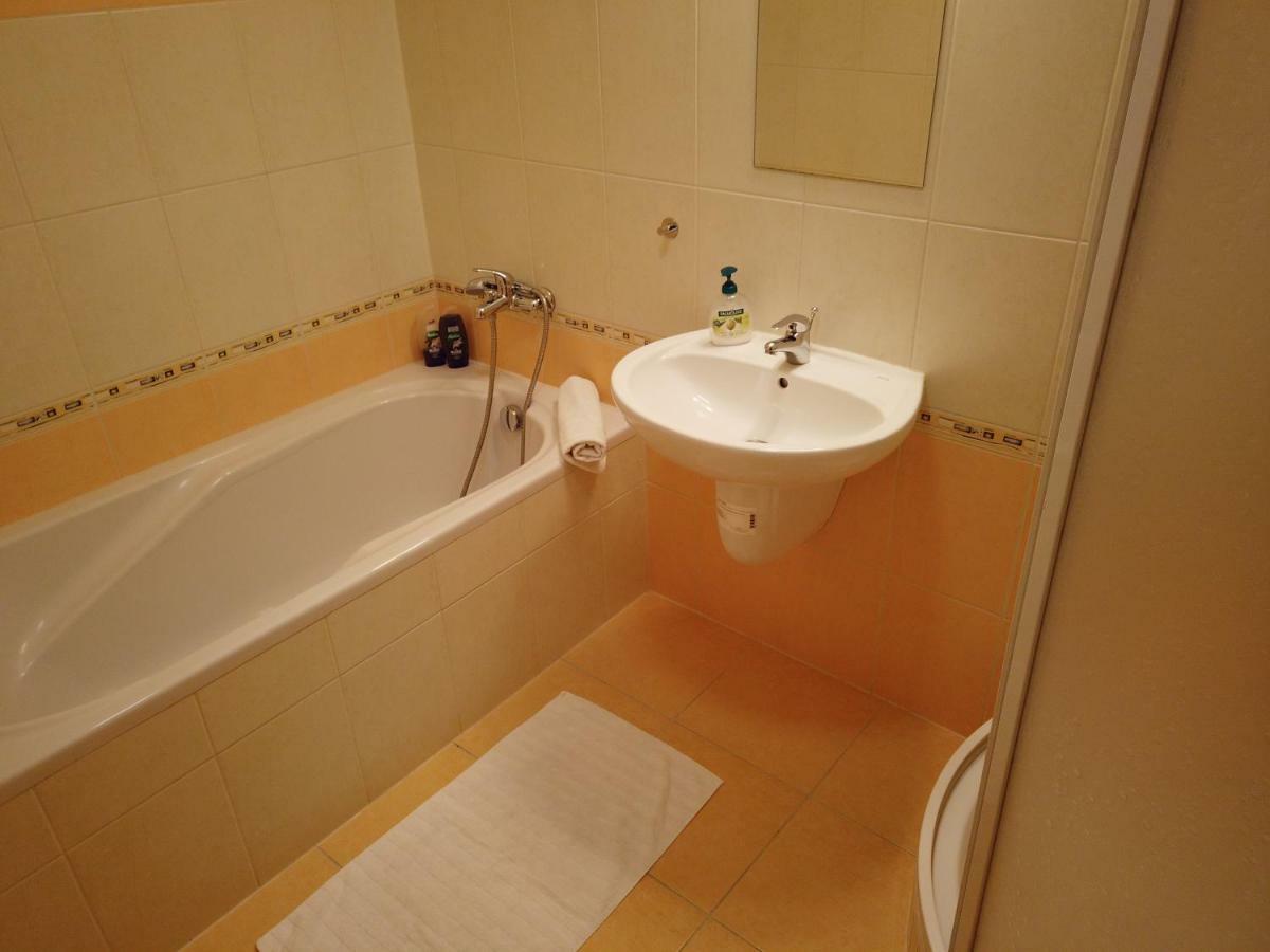 Yellow Apartment Острава Екстериор снимка